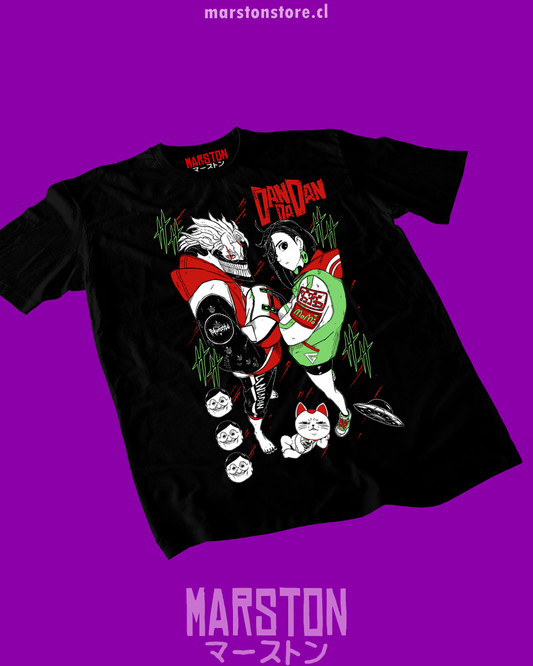 Polera negra Dandadan con Okarun y Momo Ayase
