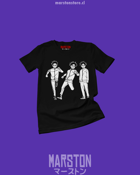 Polera negra Dandadan con diseño de Okarun
