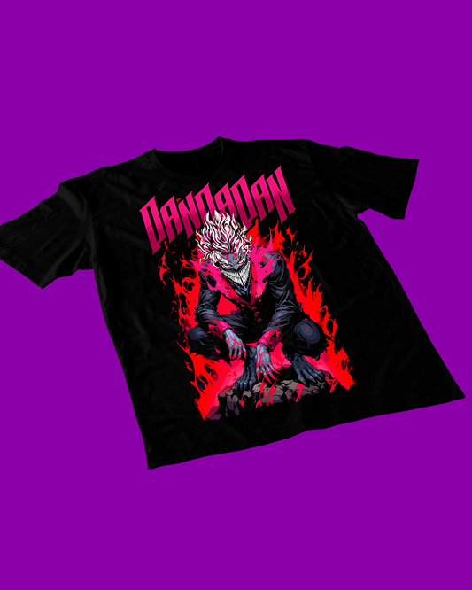 Polera negra Dandadan con diseño de Okarun