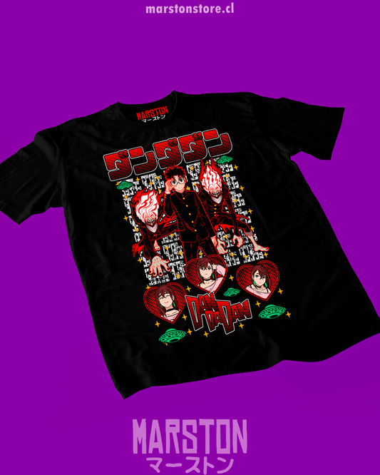Polera negra Dandadan con diseño de Okarun