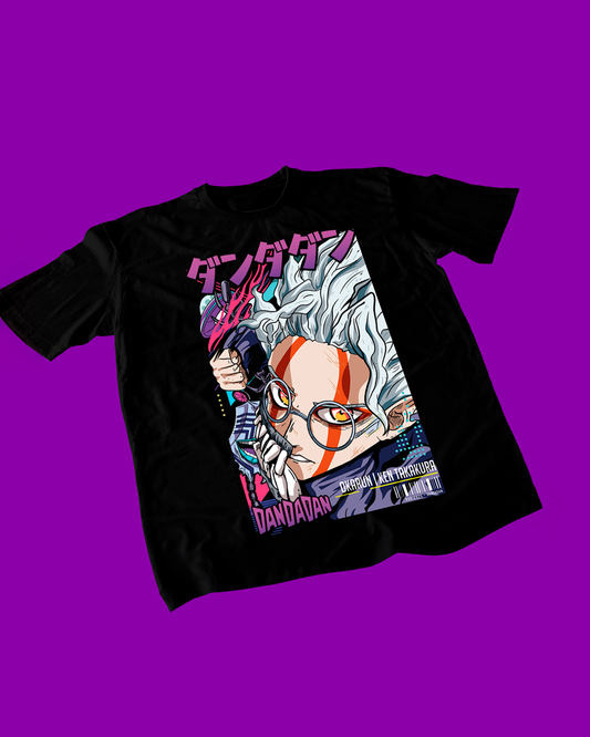 Polera negra Dandadan con diseño de Okarun