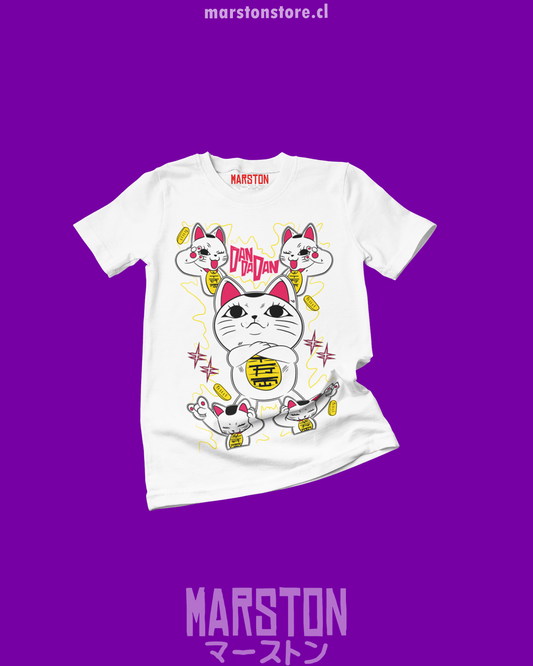 Polera Dandadan blanca y negra con diseño de Turbo Abuela