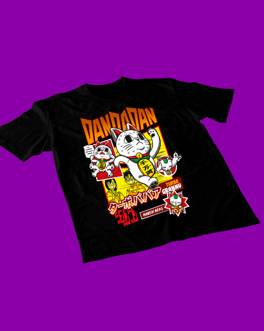 Polera negra Dandadan con diseño de Turbo Abuela