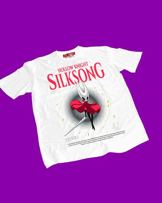 Polera blanca Hollow Knight: Silksong con diseño de Hornet