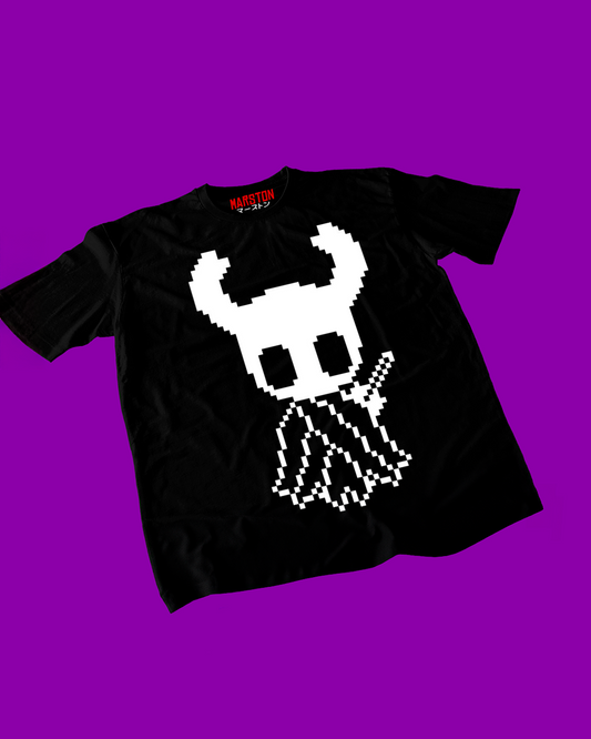 Polera negra Hollow Knight con The Knight en diseño pixel art de 8 bits