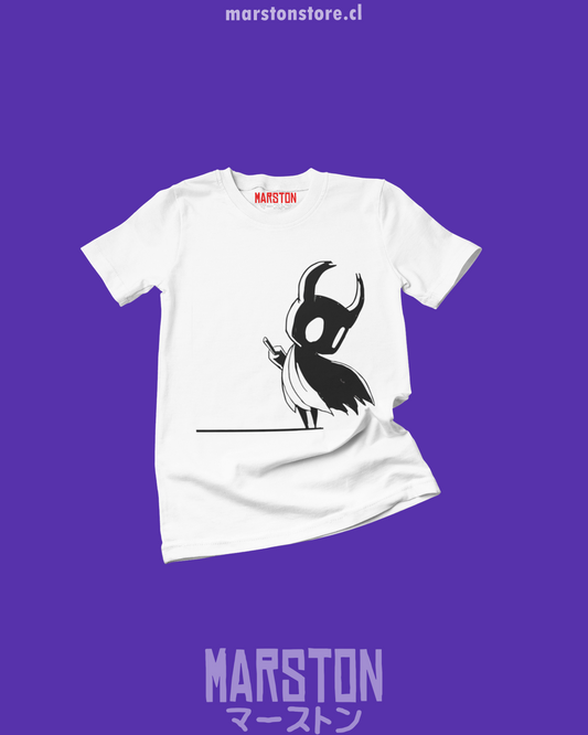 Polera blanca Hollow Knight con diseño de The Knight
