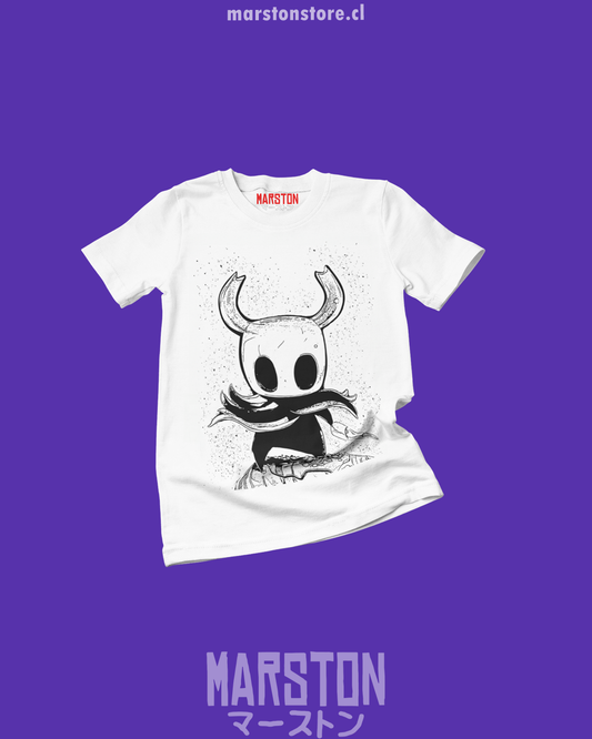 Polera blanca Hollow Knight con diseño de The Knight