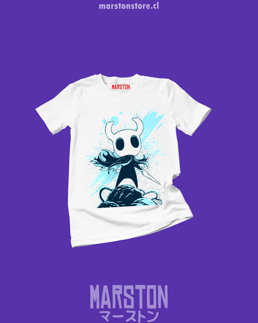 Polera blanca Hollow Knight con diseño de The Knight