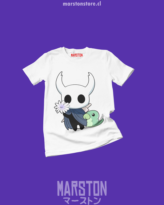 Polera blanca Hollow Knight con diseño de The Knight