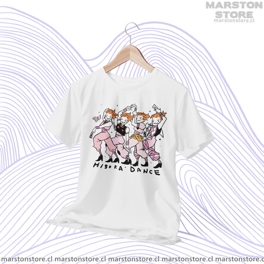 Polera blanca Hunter x Hunter con Hisoka Morow bailando