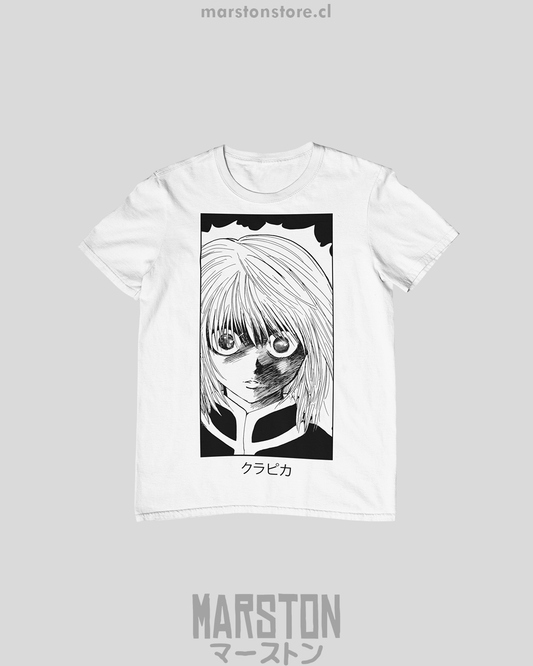Polera blanca Hunter x Hunter con diseño de Kurapika