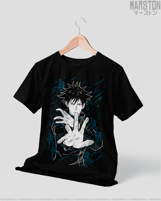 Polera negra Jujutsu Kaisen con diseño de Megumi Fushiguro