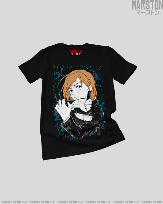Polera negra Jujutsu Kaisen con diseño de Nobara Kugisaki