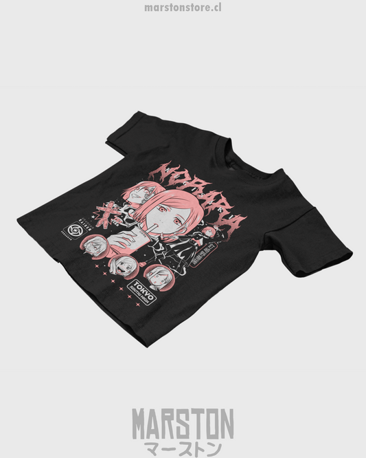 Polera negra Jujutsu Kaisen con diseño de Nobara Kugisaki