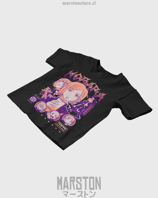 Polera negra Jujutsu Kaisen con diseño de Nobara Kugisaki