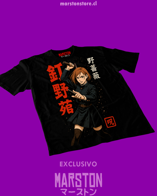 Polera negra Jujutsu Kaisen con diseño de Nobara Kugisaki