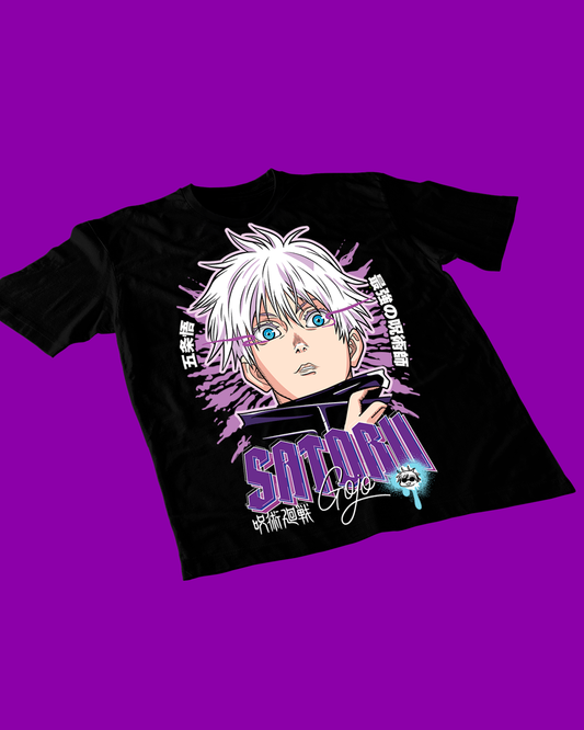 Polera negra Jujutsu Kaisen con diseño de Satoru Gojo