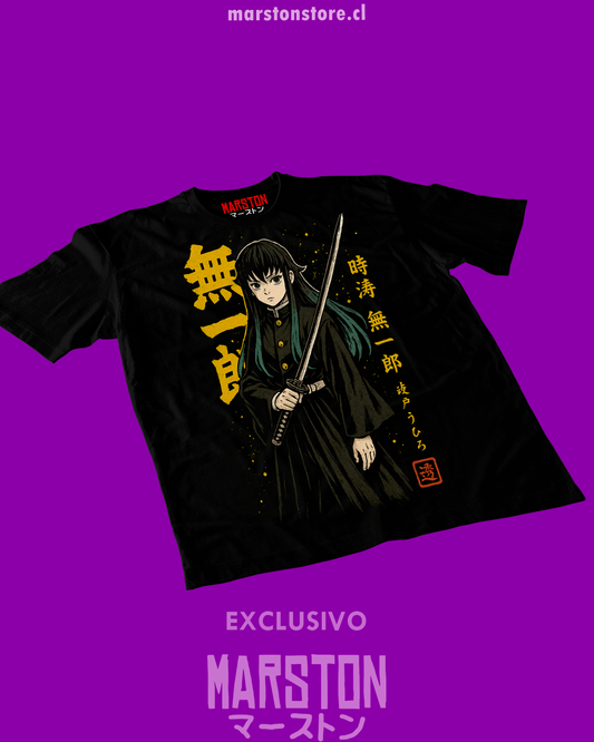 Polera negra Kimetsu no Yaiba Demon Slayer con diseño de Muichiro Tokito