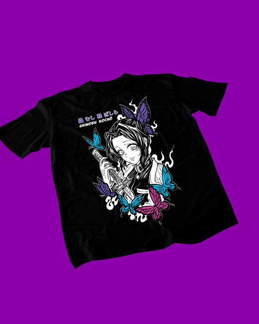 Polera negra Kimetsu no Yaiba Demon Slayer con diseño de Shinobu Kocho