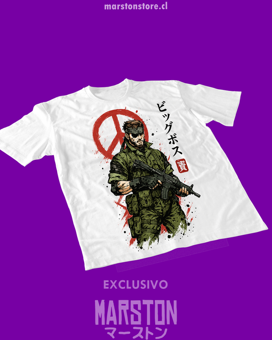 Polera blanca Metal Gear Solid Peace Walker con diseño de Big Boss
