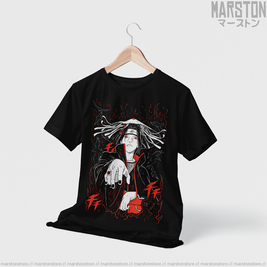 Polera negra Naruto con diseño de Itachi Uchiha