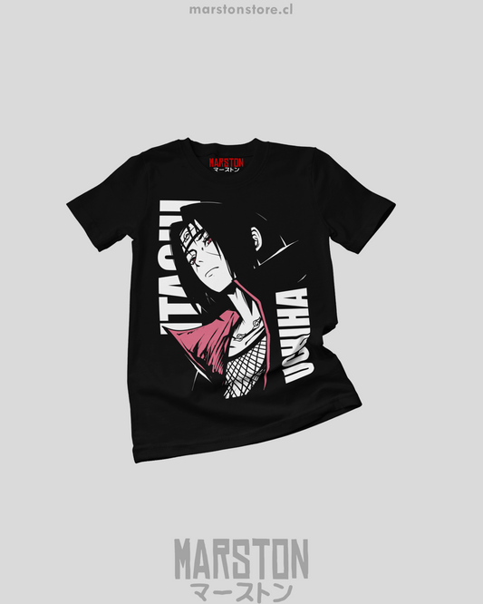 Polera negra Naruto con diseño de Itachi Uchiha