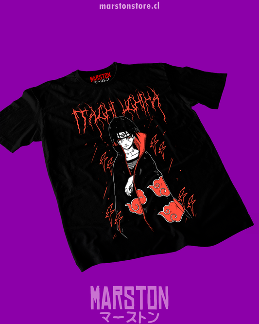 Polera negra Naruto con diseño de Itachi Uchiha