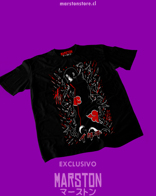 Polera negra Naruto con diseño de Itachi Uchiha