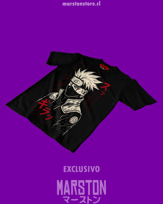 Polera negra Naruto con diseño de Kakashi Hatake