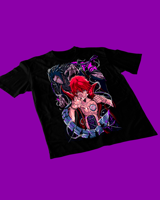 Polera negra Naruto con diseño de Sasori