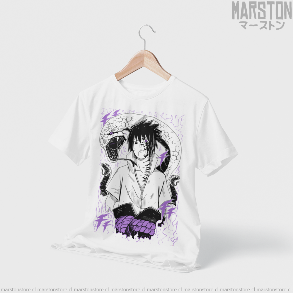 Polera blanca Naruto con diseño de Sasuke Uchiha