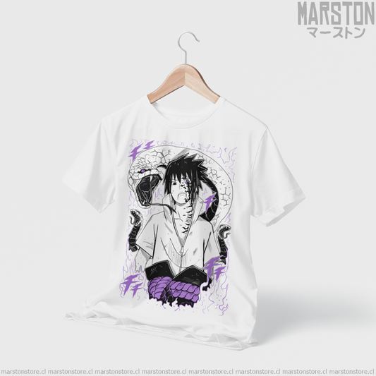 Polera blanca Naruto con diseño de Sasuke Uchiha