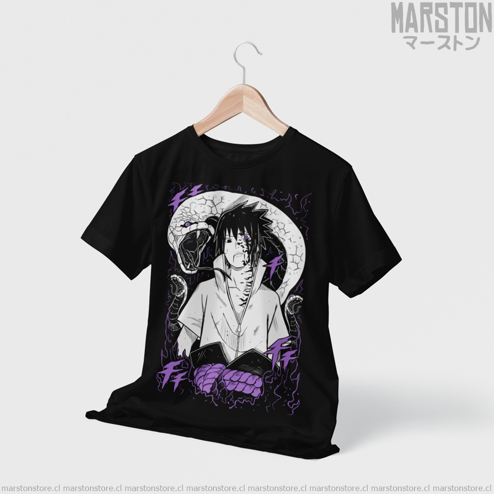Polera negra Naruto con diseño de Sasuke Uchiha
