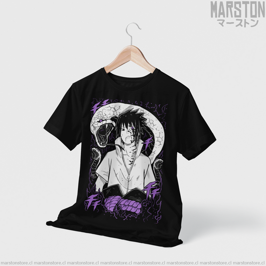 Polera negra Naruto con diseño de Sasuke Uchiha