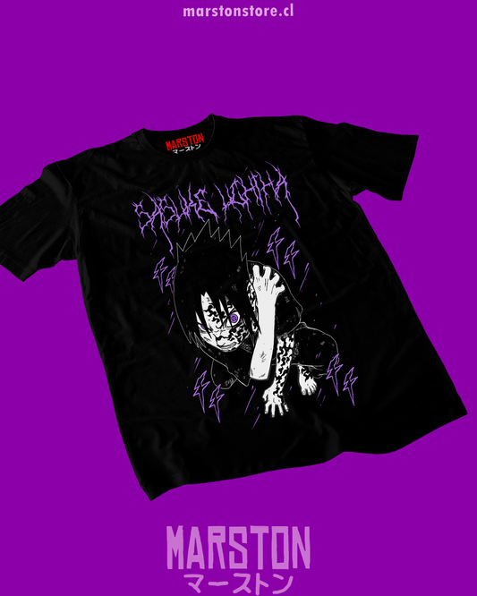 Polera negra Naruto con diseño de Sasuke Uchiha
