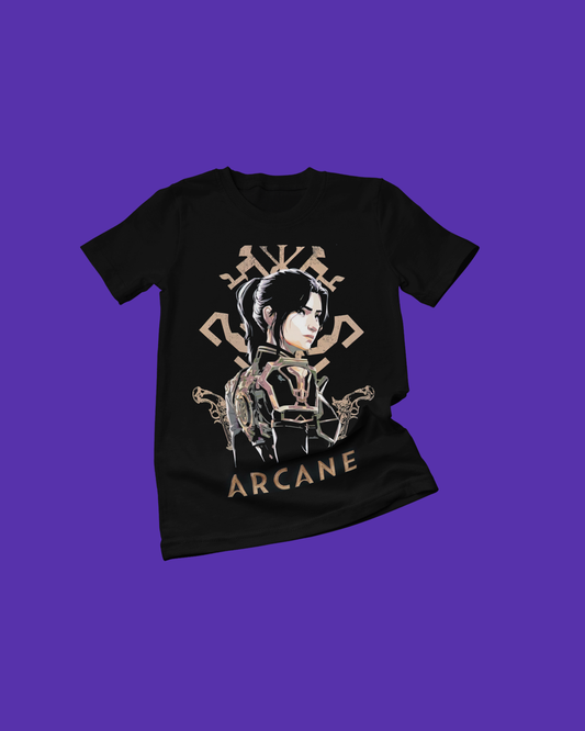 Polera negra de Arcane con Caitlyn Kiramman
