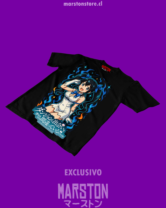 Polera negra de DanMachi con Hestia