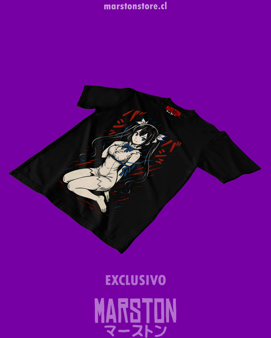 Polera negra de DanMachi con Hestia