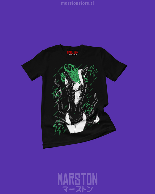 Polera negra de One Punch Man con Tatsumaki