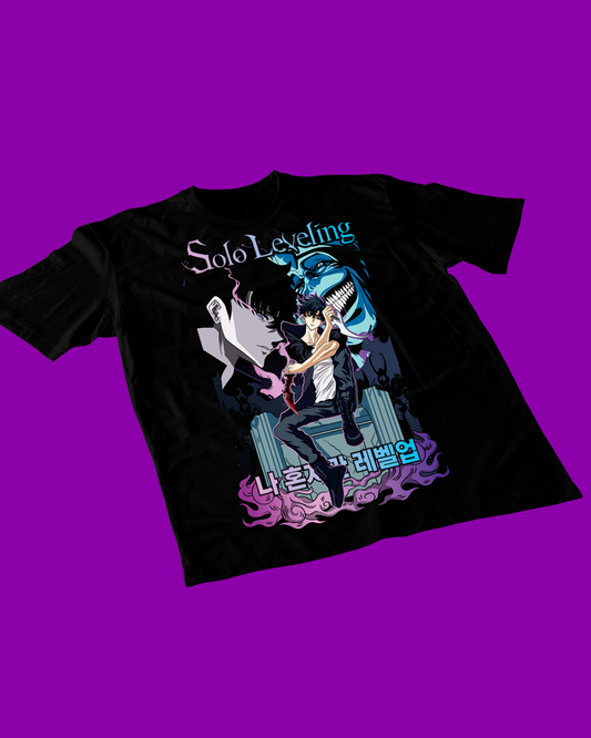 Polera negra de Solo Leveling con diseño anime
