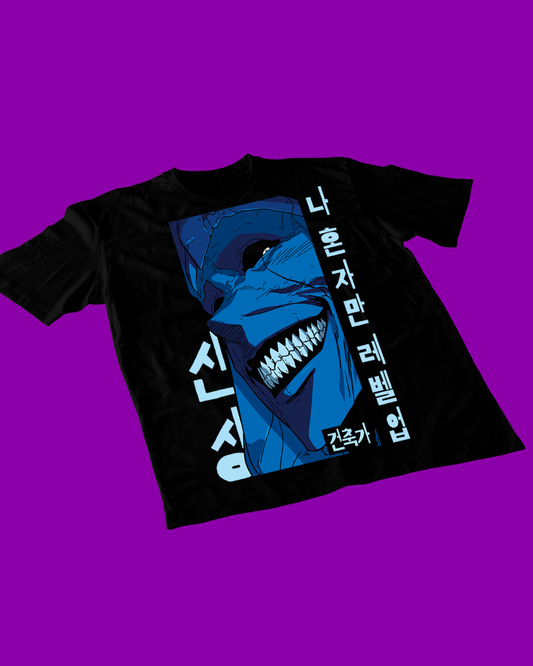 Polera negra de Solo Leveling con diseño anime