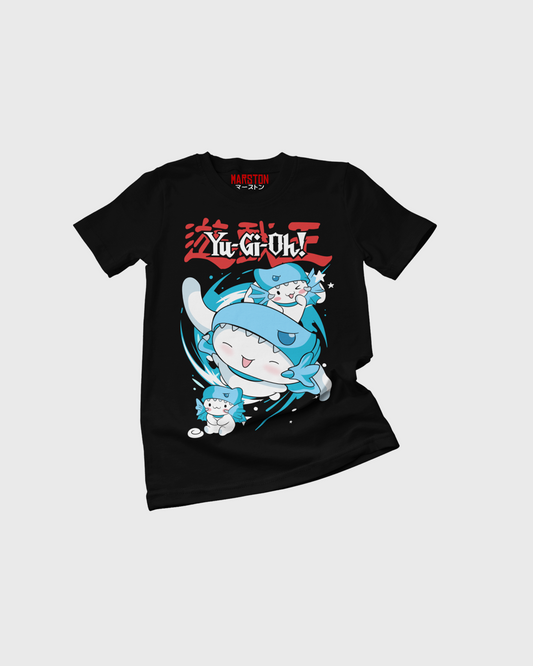 Polera negra de Yu-Gi-Oh! x Sanrio con Cinnamoroll