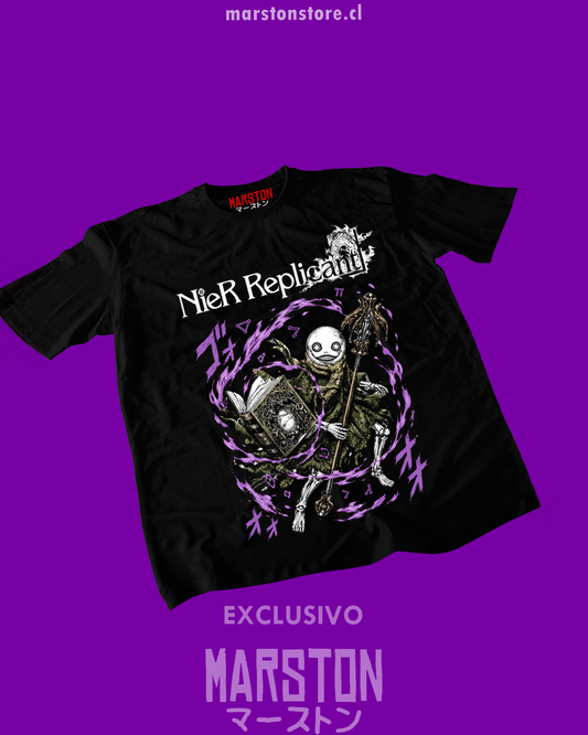 Polera negra NieR Replicant con diseño de Emil