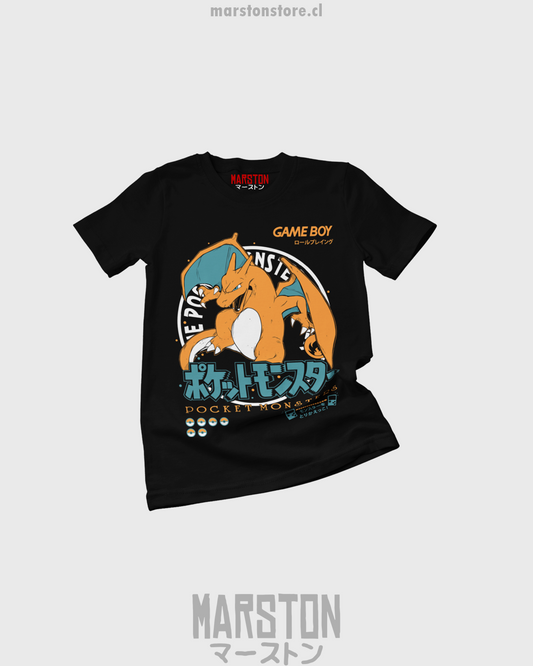 Polera negra de Pokémon con Charizard estilo Game Boy