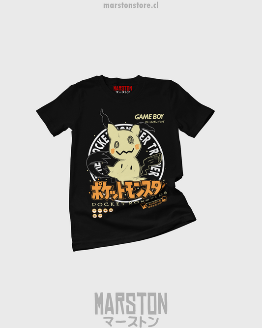 Polera negra de Pokémon con Mimikyu estilo Game Boy