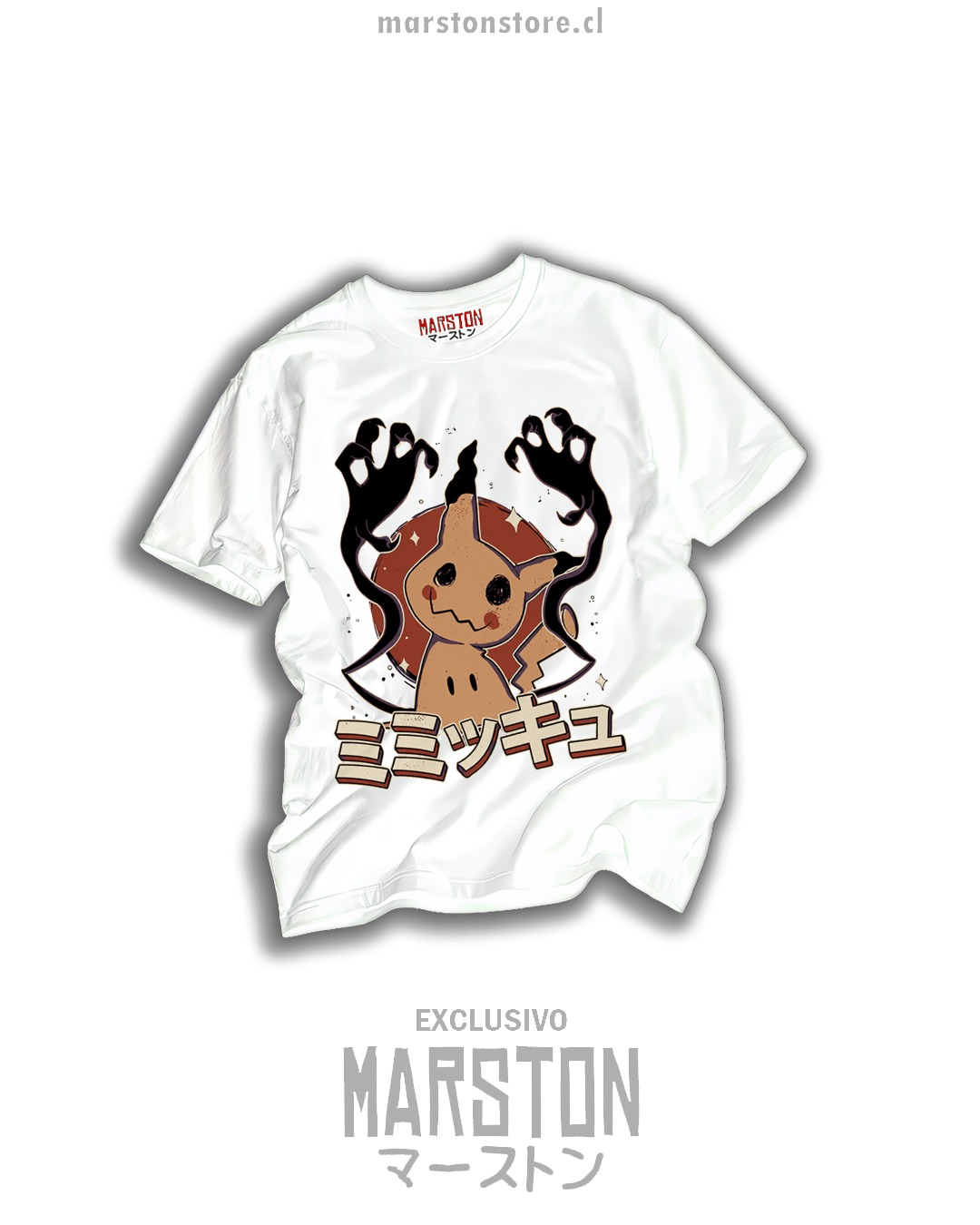 Polera blanca Pokémon con Mimikyu, sombras de manos oscuras, luna rojiza y pequeñas estrellas