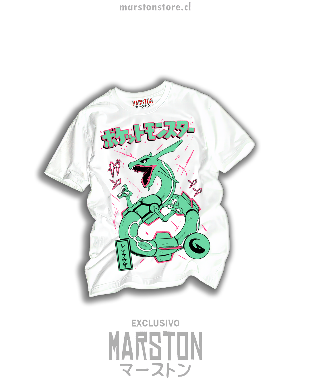 Polera blanca Pokémon con Rayquaza verde en espiral, detalles rosa neón y tipografía japonesa estilo manga
