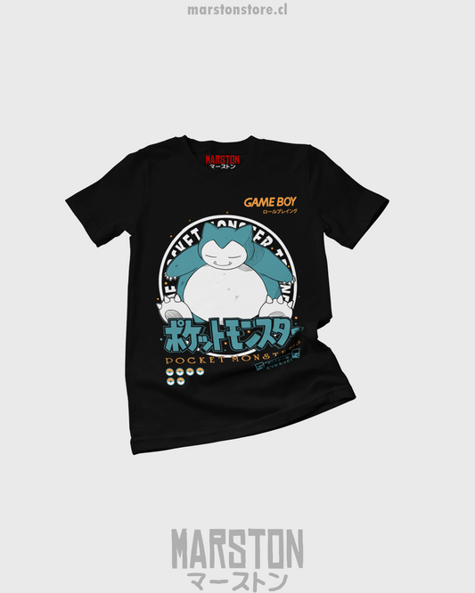 Polera negra de Pokémon con Snorlax estilo Game Boy