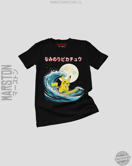 Polera negra de Pokémon con Surfing Pikachu