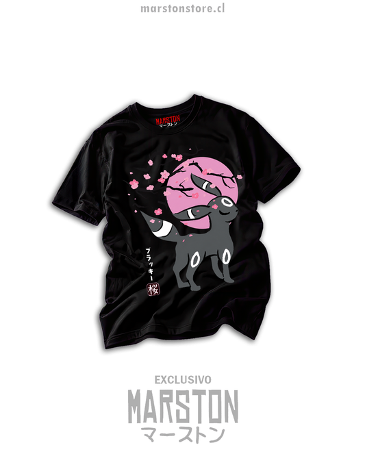 Polera negra Pokémon Umbreon bajo luna rosa con flores de sakura, Marston Store